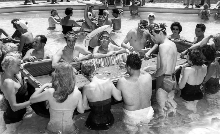 В бассейне отеля Sands в Лас-Вегасе, 1954 год
